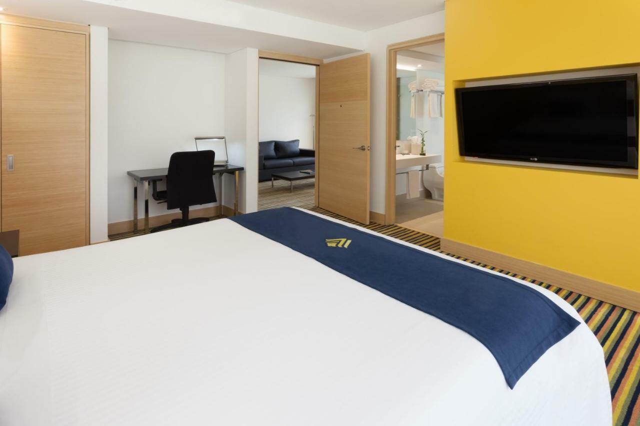 Wyndham Bogota Hotel Exterior photo A room at the hotel